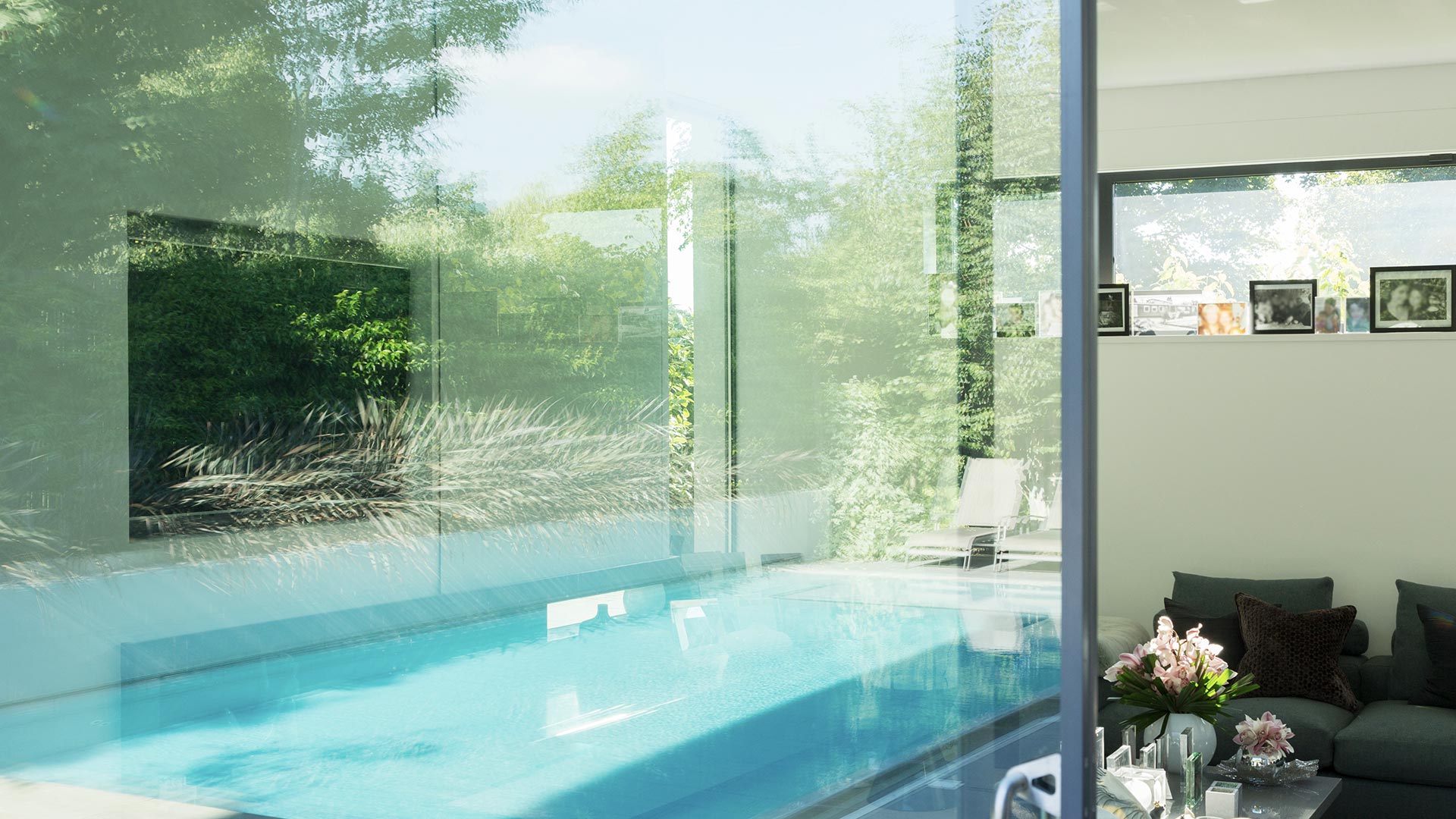 Lyxig pool med glasväggar