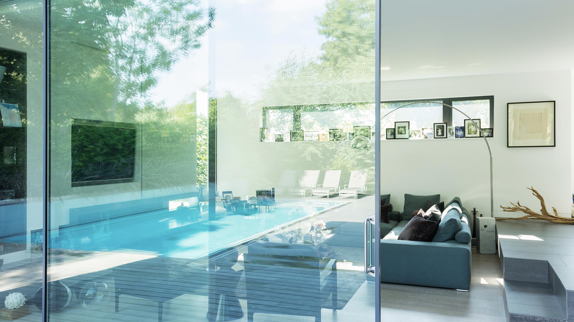 Modern poolområde med vardagsrum